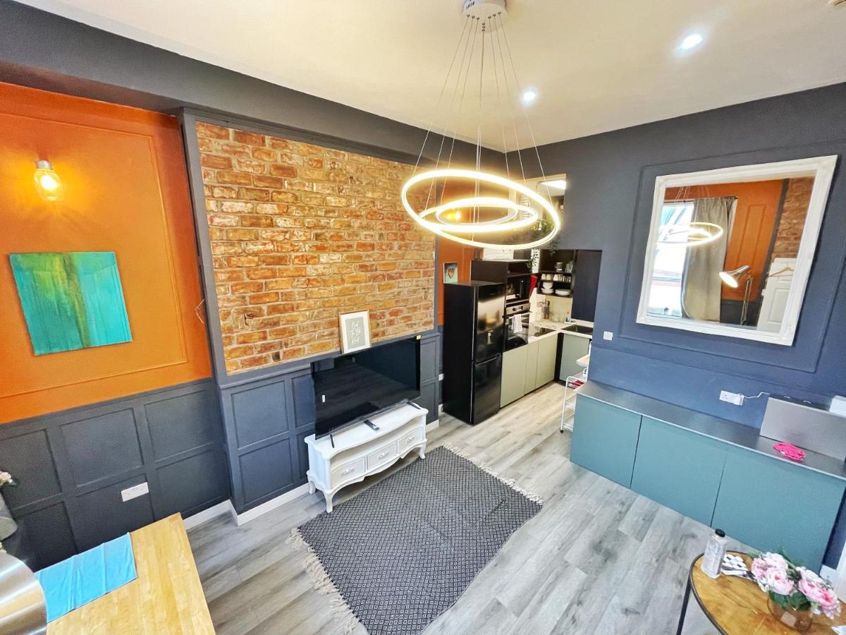 Adeamstays Provides Beautiful Centrally Located 1 And 2 Bed On Liverpools Boulevard Liverpool