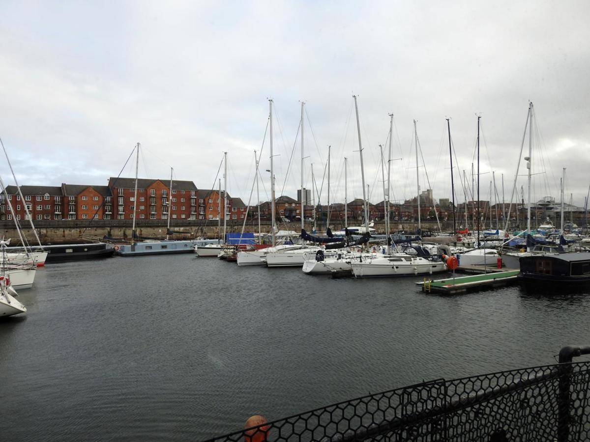 Super Size Static Duplex Barge 3 Double Bedrooms 3 Triple Bedrooms With Modern En-suites * Liverpool