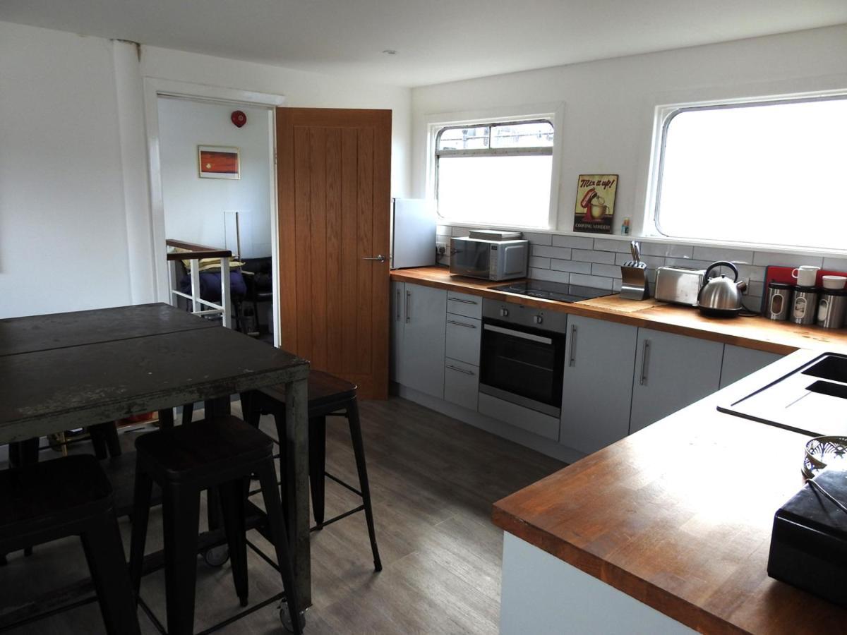 Super Size Static Duplex Barge 3 Double Bedrooms 3 Triple Bedrooms With Modern En-suites *