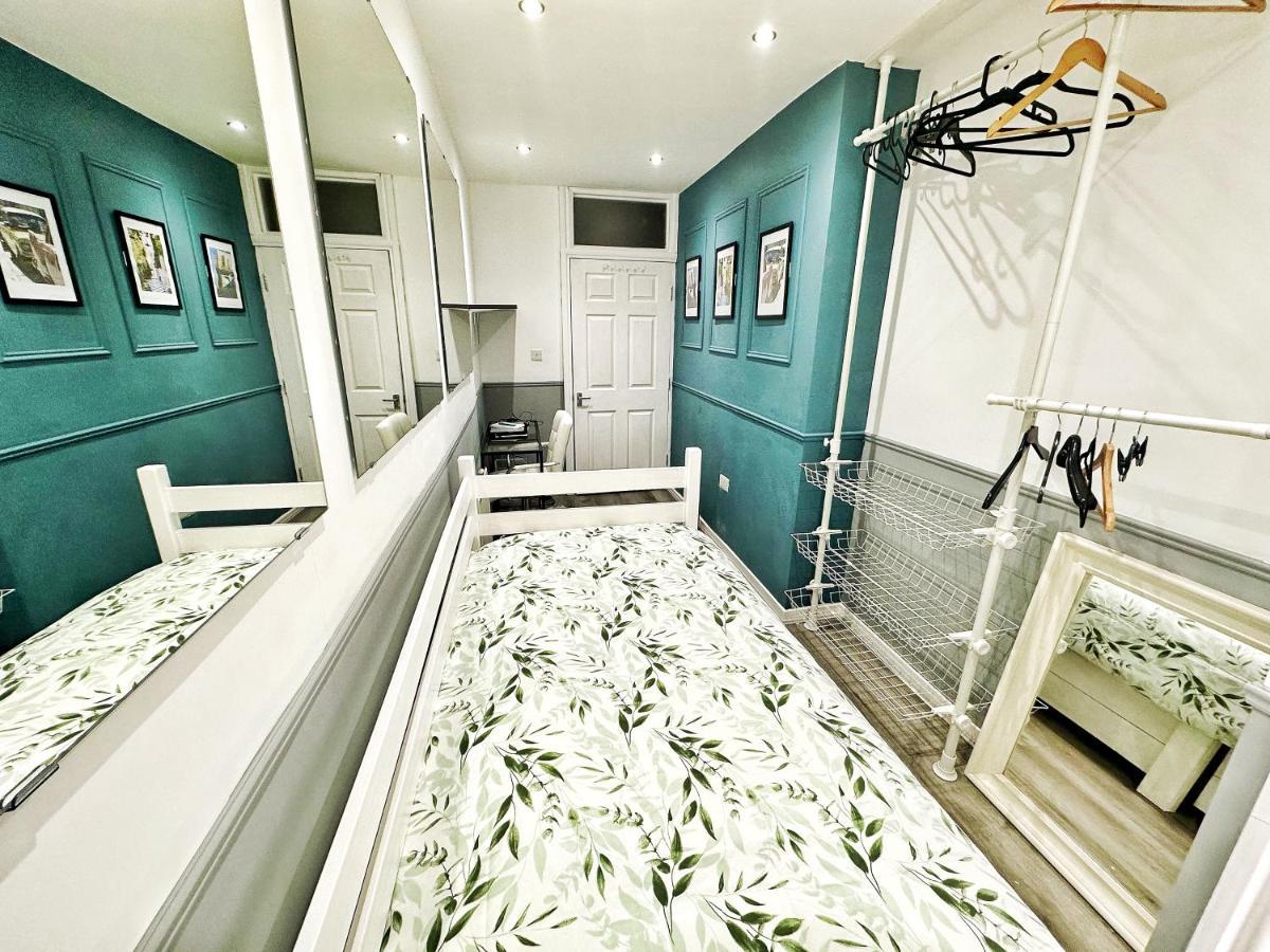 Adeamstays Provides Beautiful Centrally Located 1 And 2 Bed On Liverpools Boulevard Liverpool