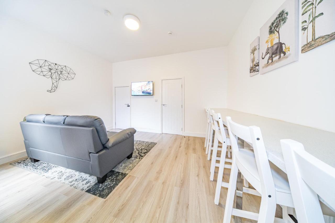 Hosted By Ryan - Huge 5 Bedroom House *