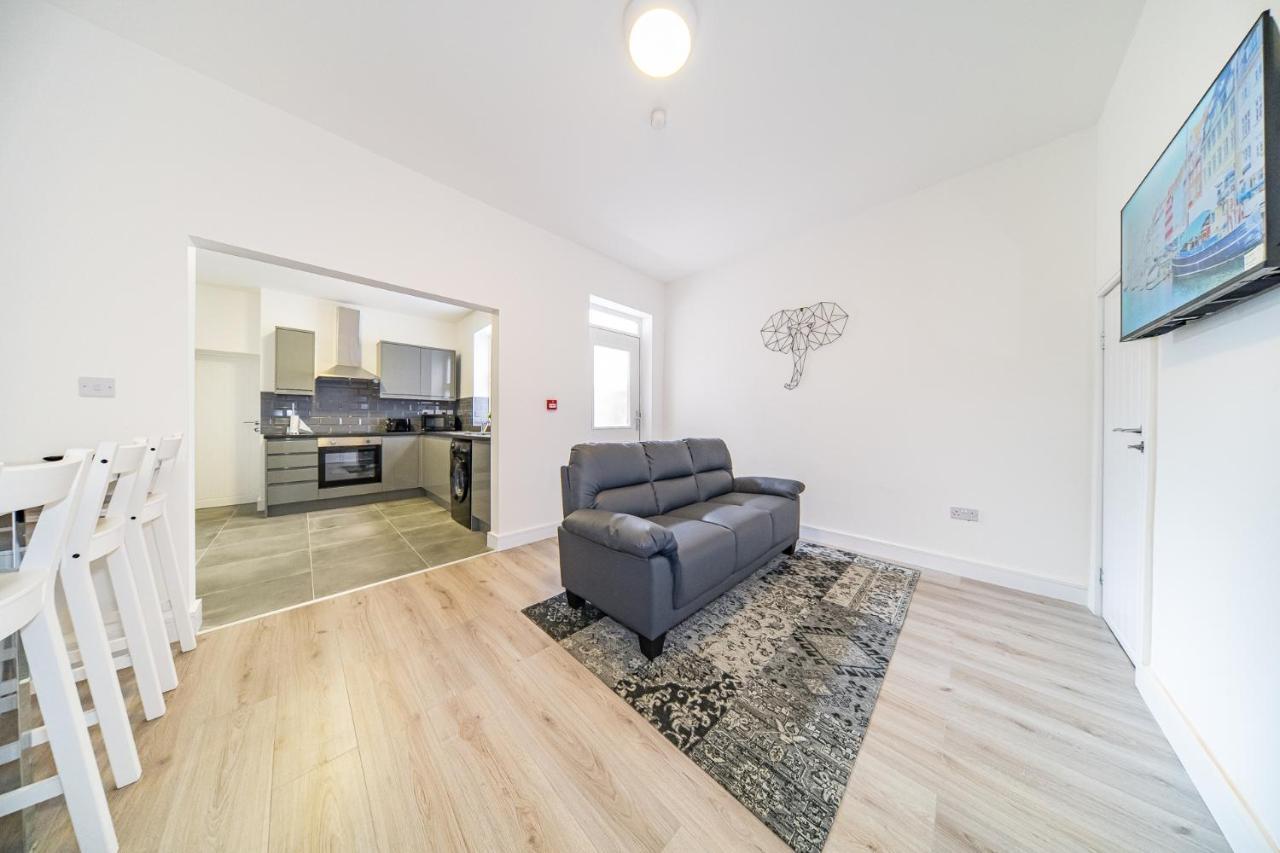 Hosted By Ryan - Huge 5 Bedroom House Holiday home *