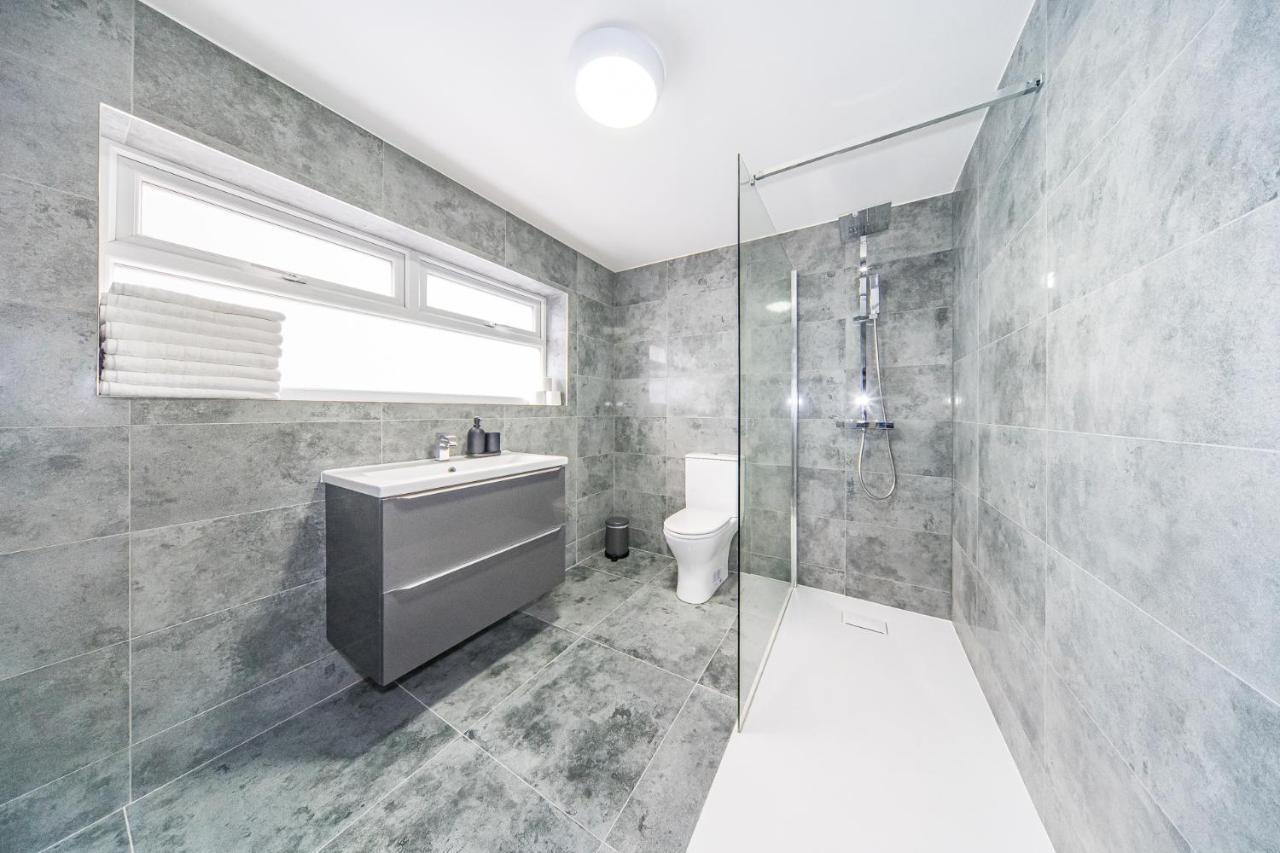 Hosted By Ryan - Huge 5 Bedroom House Holiday home *