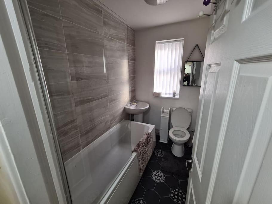 Holiday home The Anfield Mews, Free Parking For 1 Vehicle, 4 Bd, 2ba, Sleeps 8 Liverpool