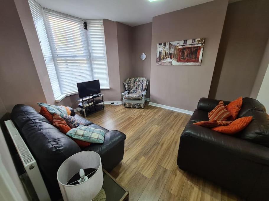 The Anfield Mews, Free Parking For 1 Vehicle, 4 Bd, 2ba, Sleeps 8 *
