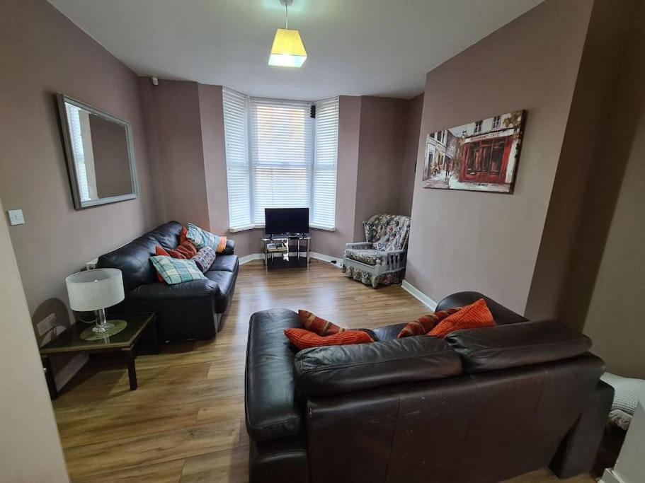 The Anfield Mews, Free Parking For 1 Vehicle, 4 Bd, 2ba, Sleeps 8
