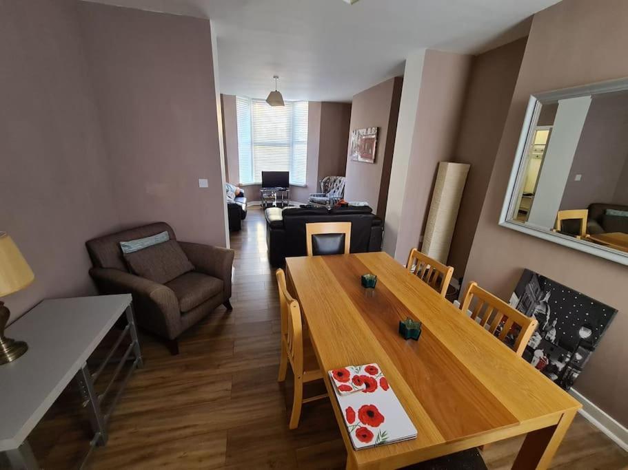 The Anfield Mews, Free Parking For 1 Vehicle, 4 Bd, 2ba, Sleeps 8