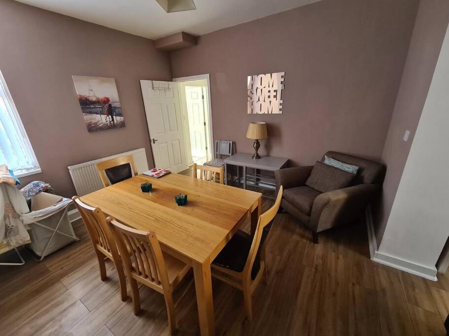 The Anfield Mews, Free Parking For 1 Vehicle, 4 Bd, 2ba, Sleeps 8 Holiday home