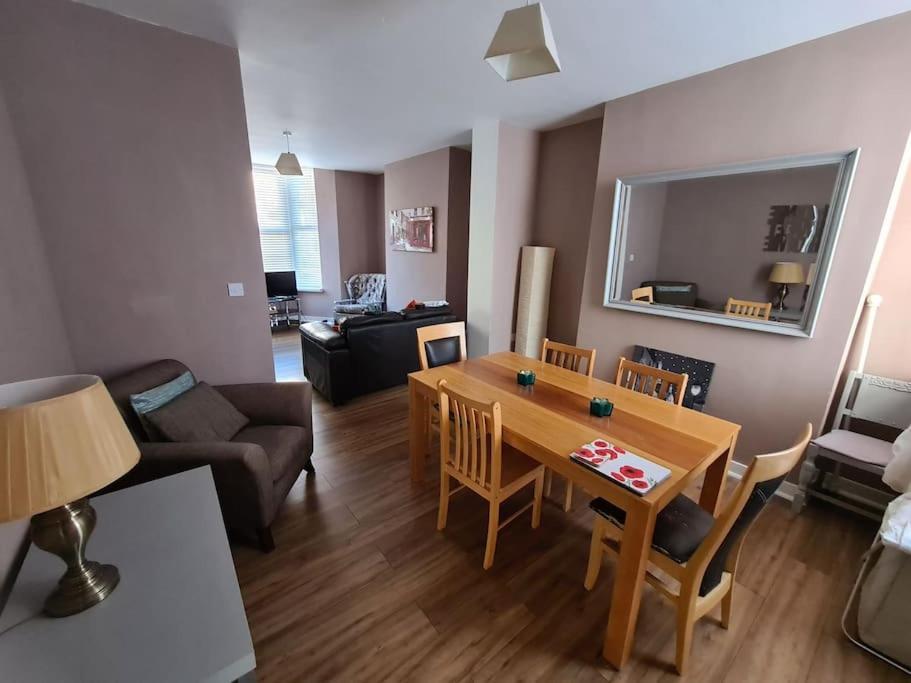 The Anfield Mews, Free Parking For 1 Vehicle, 4 Bd, 2ba, Sleeps 8 Holiday home Liverpool