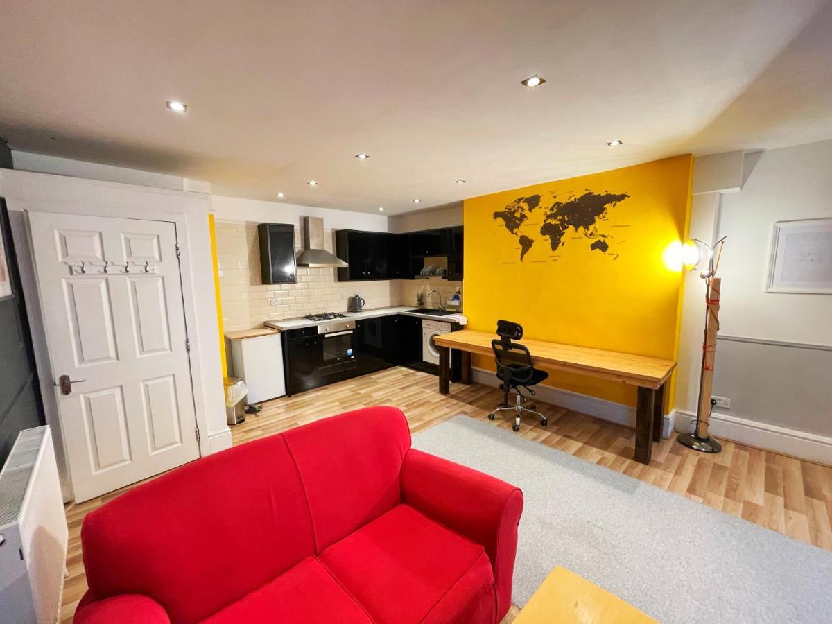 Apartment Adeamstays Provides Beautiful Centrally Located 1 And 2 Bed On Liverpools Boulevard *