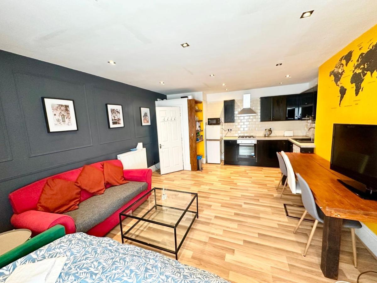 Apartment Adeamstays Provides Beautiful Centrally Located 1 And 2 Bed On Liverpools Boulevard *