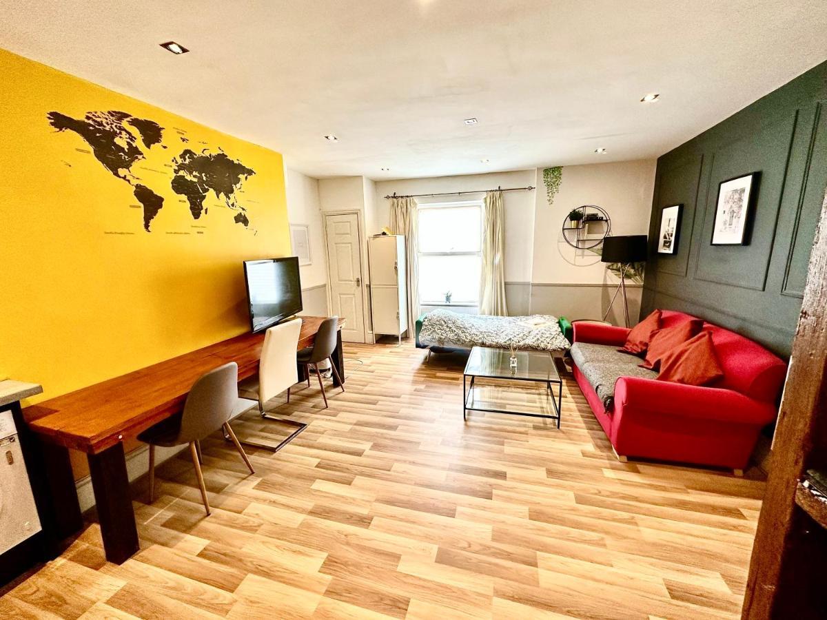 Apartment Adeamstays Provides Beautiful Centrally Located 1 And 2 Bed On Liverpools Boulevard *