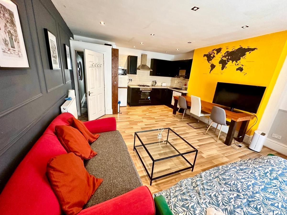 Apartment Adeamstays Provides Beautiful Centrally Located 1 And 2 Bed On Liverpools Boulevard *