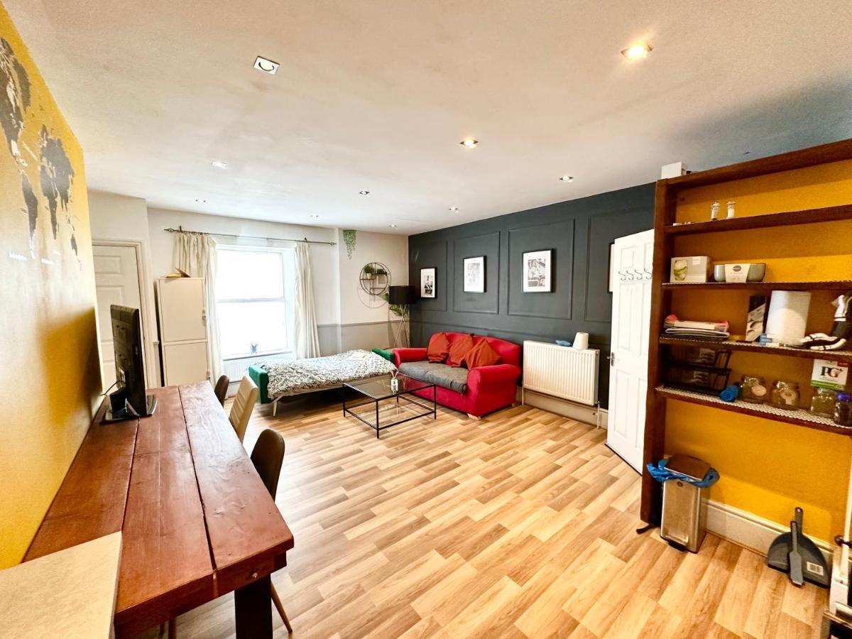 Adeamstays Provides Beautiful Centrally Located 1 And 2 Bed On Liverpools Boulevard Apartment