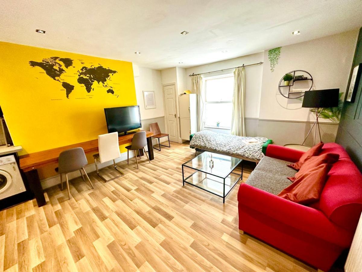 Adeamstays Provides Beautiful Centrally Located 1 And 2 Bed On Liverpools Boulevard *