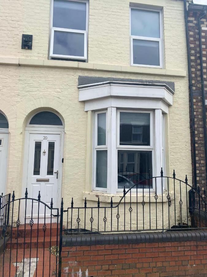 Hosted By Ryan - Huge 5 Bedroom House Holiday home *
