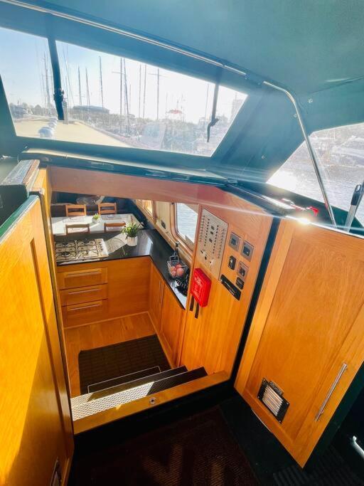 Botel Lovely 2-bedroom Barge Brunswick Dock Liverpool! *