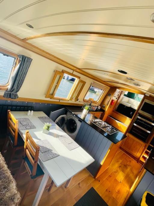 Botel Lovely 2-bedroom Barge Brunswick Dock Liverpool! *