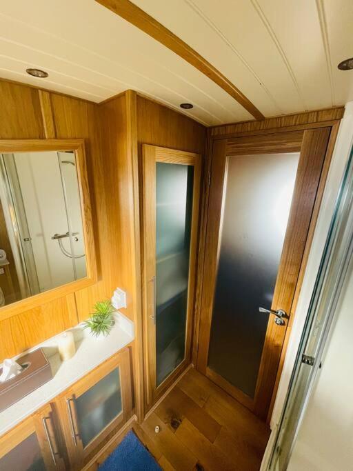 Lovely 2-bedroom Barge Brunswick Dock Liverpool! Botel