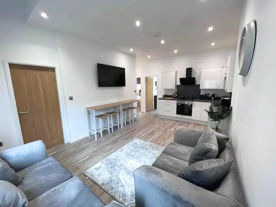 Families And Contractors Welcome! Central Beauty Apartment