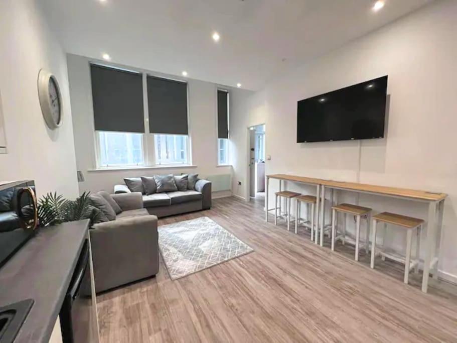 Families And Contractors Welcome! Central Beauty Apartment