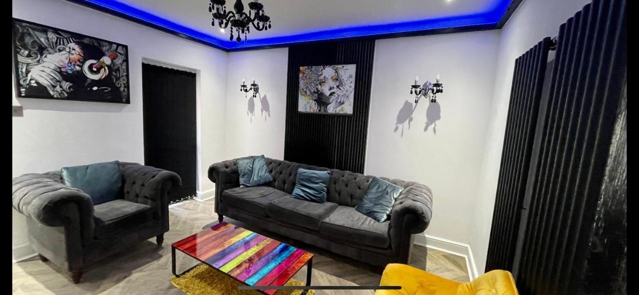 4 Bed 4 Bath House With Free Parking, 5 Mins To Lfc And 15 Mins To Centre *