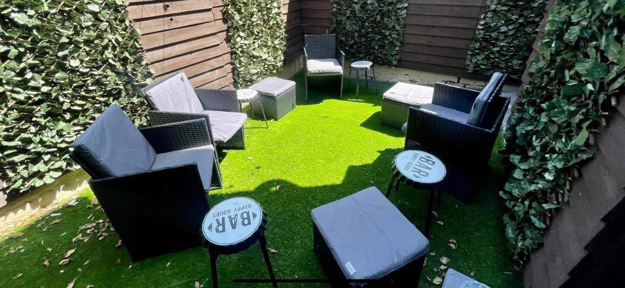 4 Bed 4 Bath House With Free Parking, 5 Mins To Lfc And 15 Mins To Centre Holiday home *