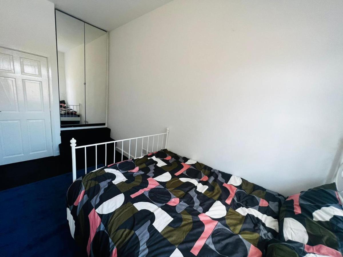 Liberty 4 Bed 2 Bathroom Sharing House For 12 People