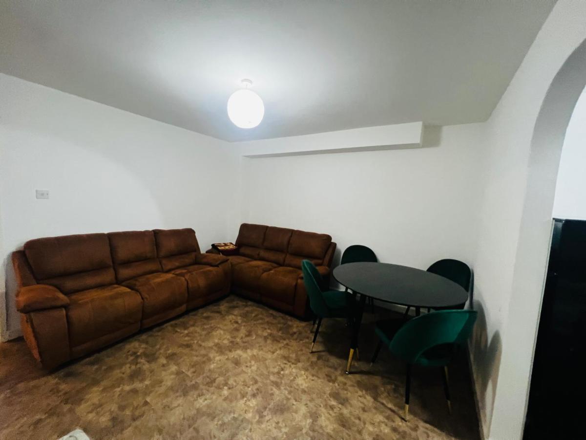 Liberty 4 Bed 2 Bathroom Sharing House For 12 People Apartment *