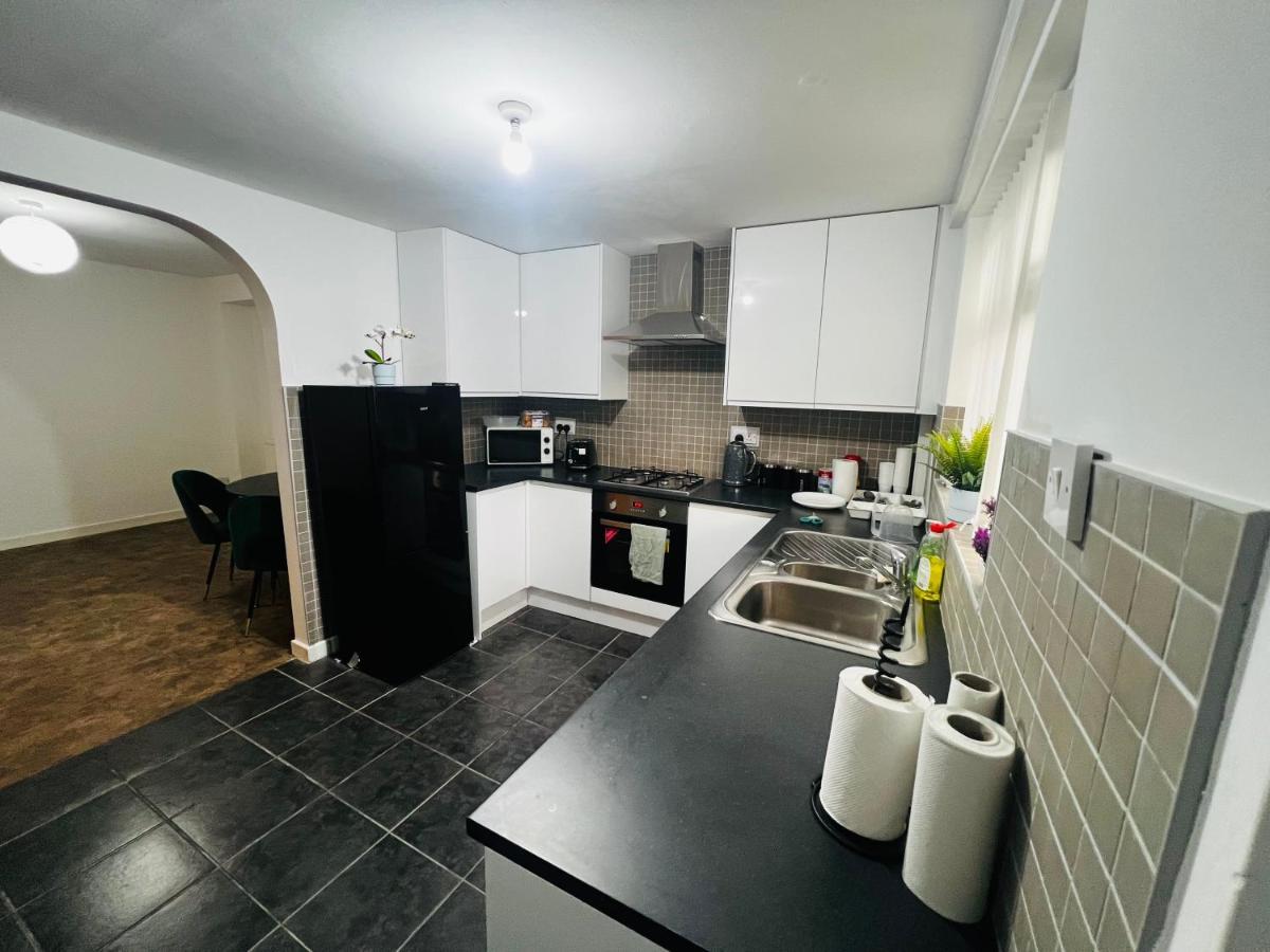 Liberty 4 Bed 2 Bathroom Sharing House For 12 People