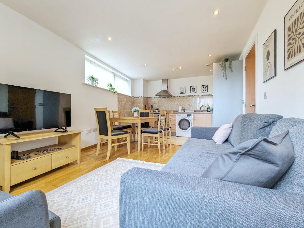 2-bedroom Apt Near Key Attractions Free Parking Apartment