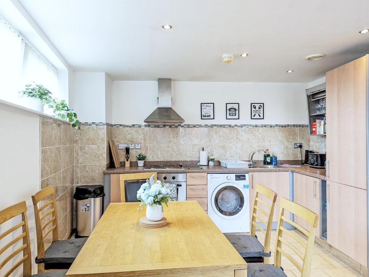 2-bedroom Apt Near Key Attractions Free Parking *