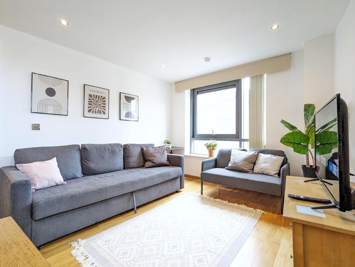 2-bedroom Apt Near Key Attractions Free Parking Apartment