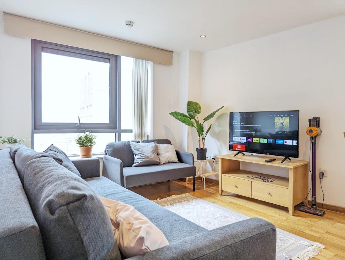 2-bedroom Apt Near Key Attractions Free Parking Apartment
