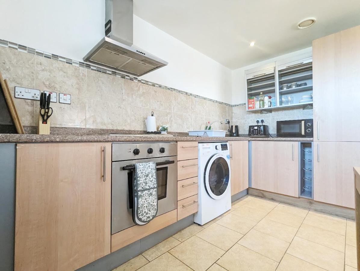 2-bedroom Apt Near Key Attractions Free Parking Apartment *