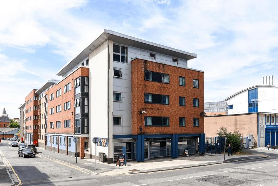 Student Only Private Ensuites With Shared Kitchen At Capital Gate In Apartment *