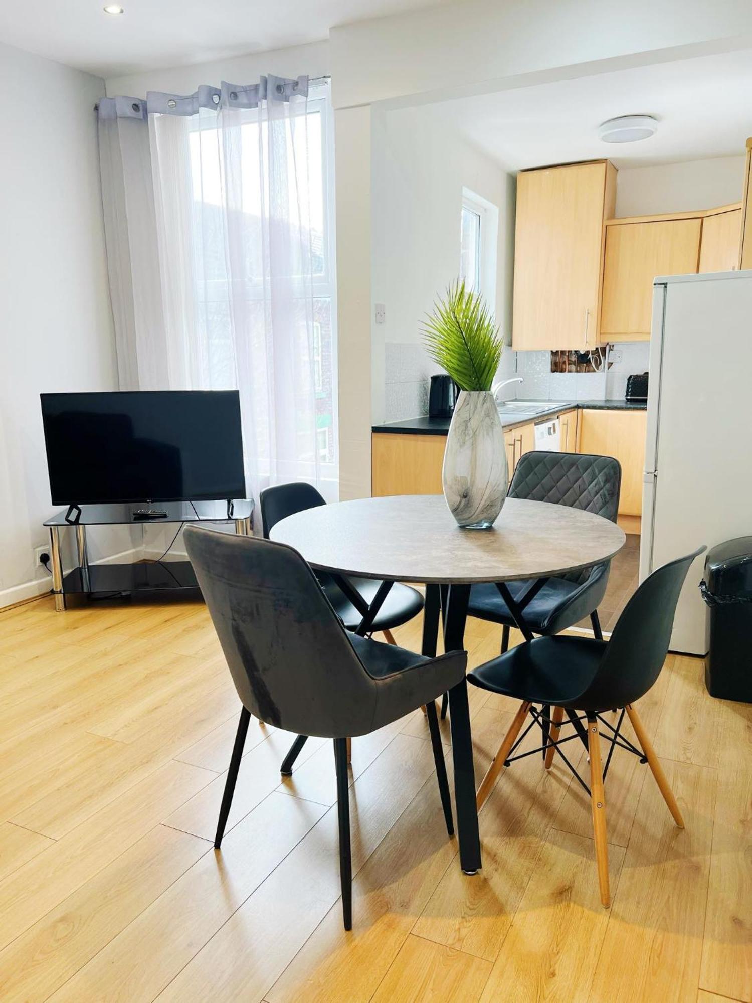 Spacious Anfield Next To Lfc With Netflix Sleeps 9 Perfect For Large Groups Liverpool
