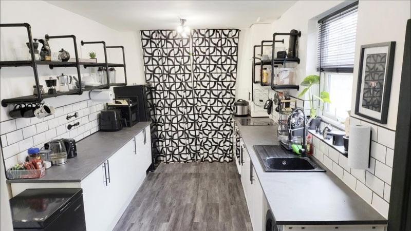 Homestay Luxury House To Rent In A 4-bed House With Parking Short Lets  *