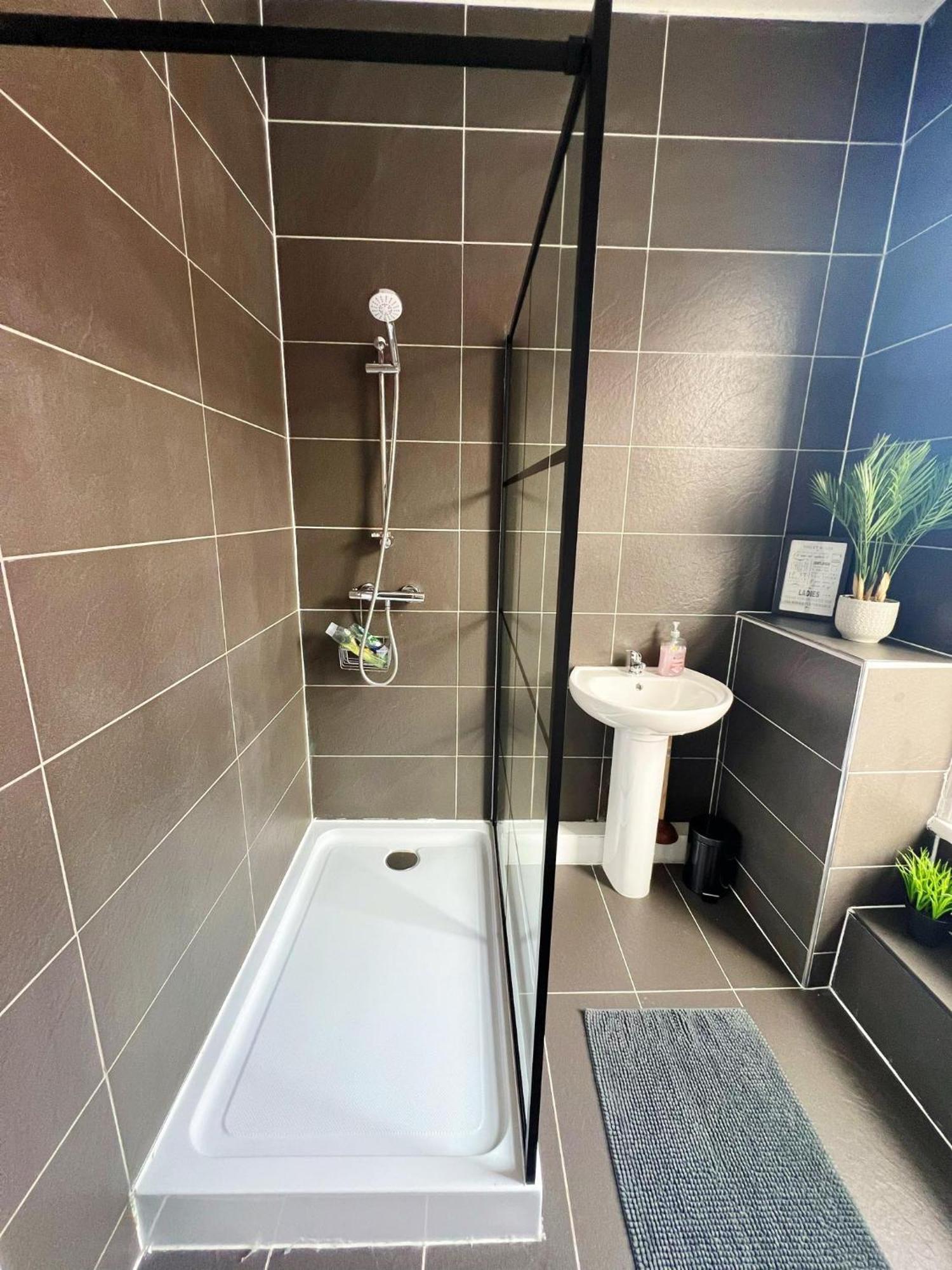 Spacious Anfield Next To Lfc With Netflix Sleeps 9 Perfect For Large Groups Apartment *
