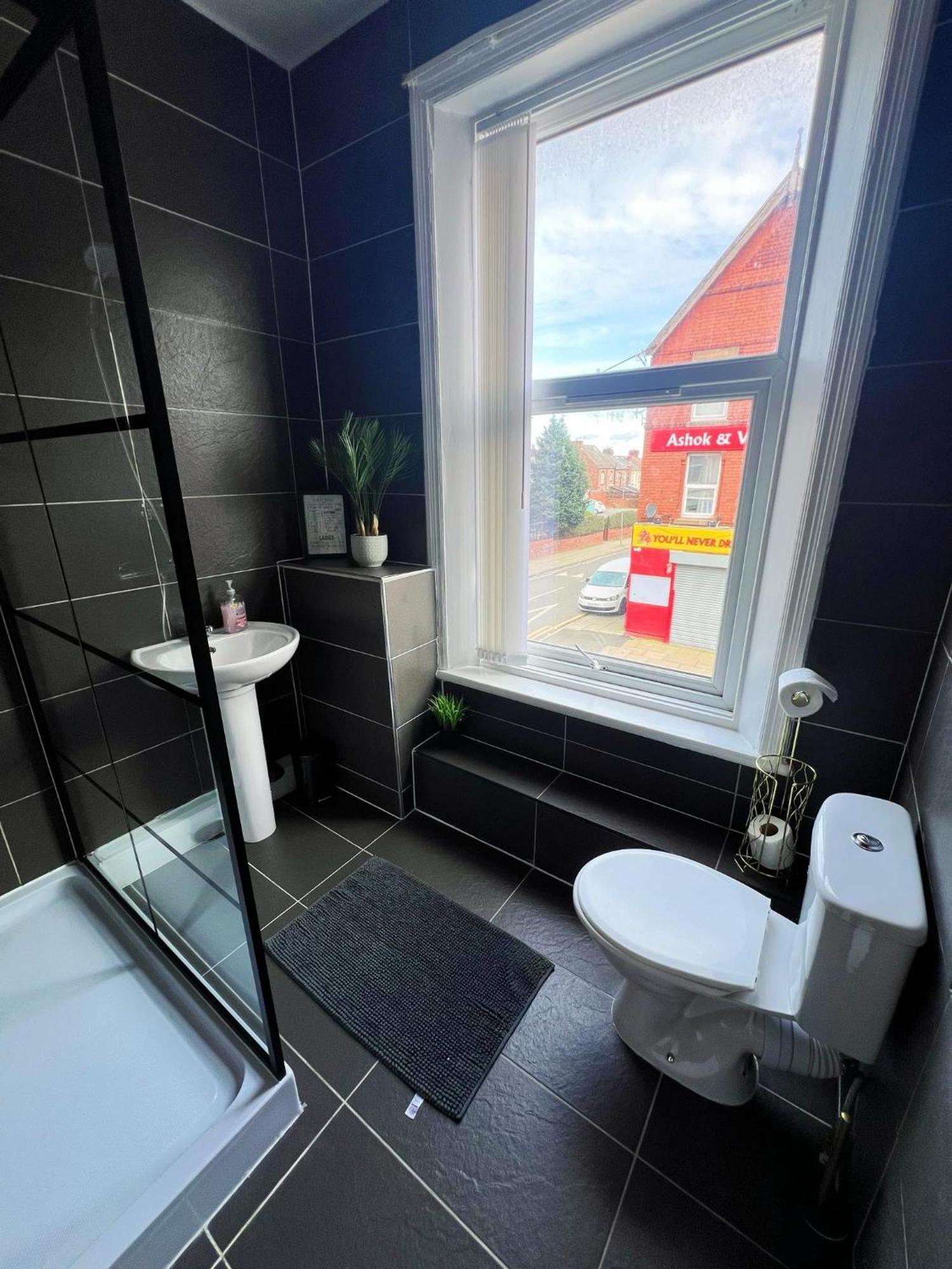 Spacious Anfield Next To Lfc With Netflix Sleeps 9 Perfect For Large Groups Liverpool