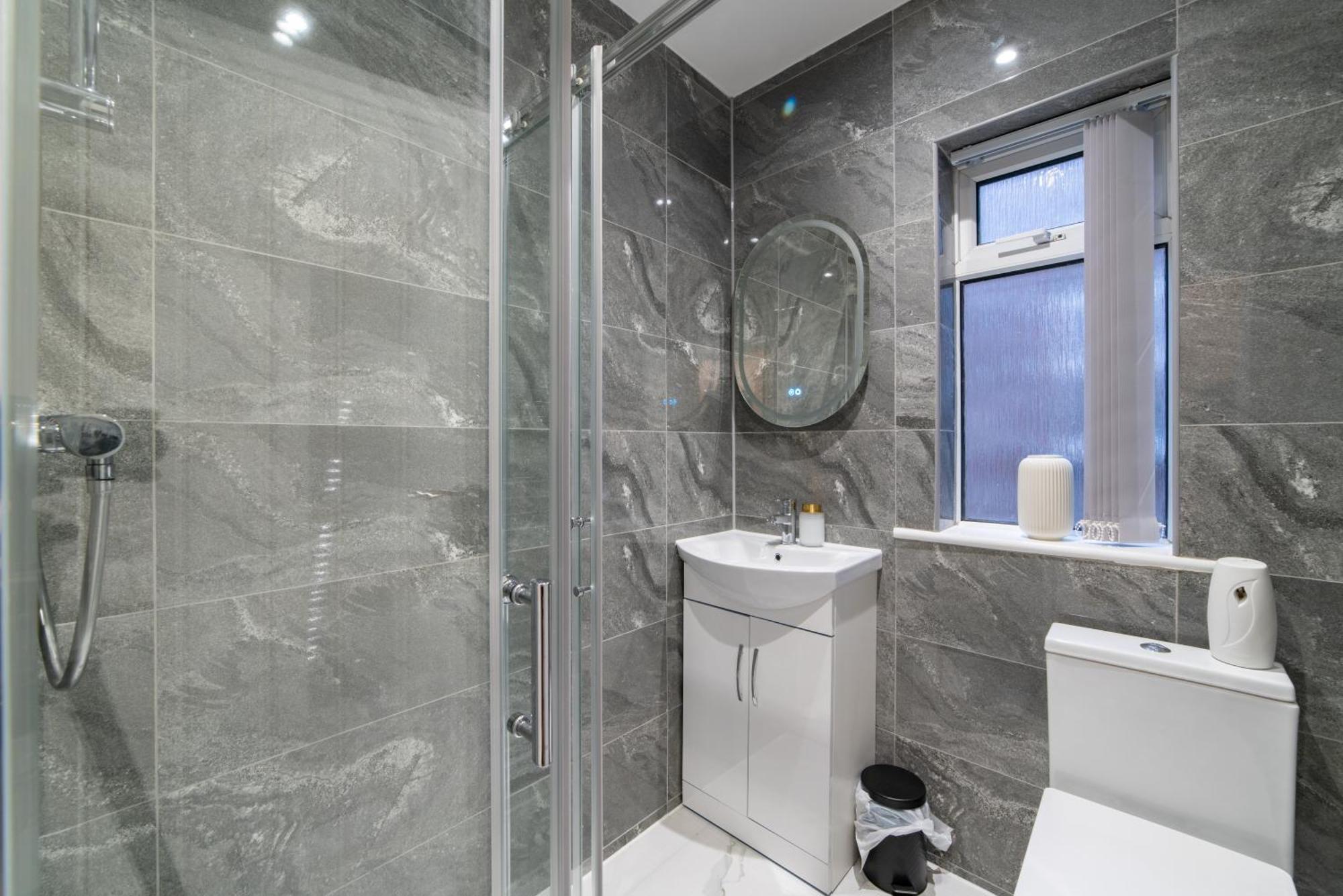 With Netflix In A Shared Accommodation, 10 Min Walk From The Stadium Homestay