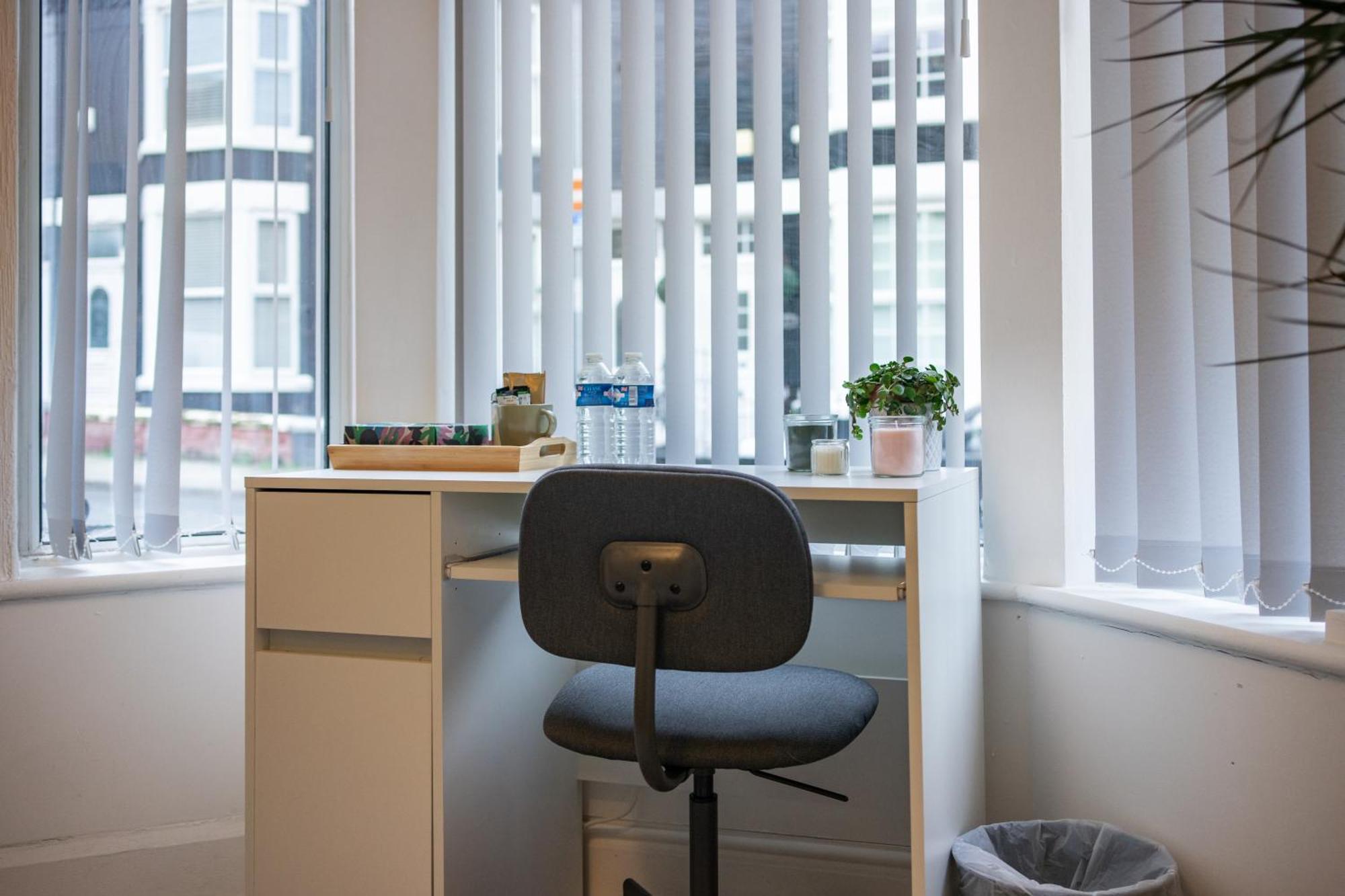 With Netflix In A Shared Accommodation, 10 Min Walk From The Stadium Homestay Liverpool