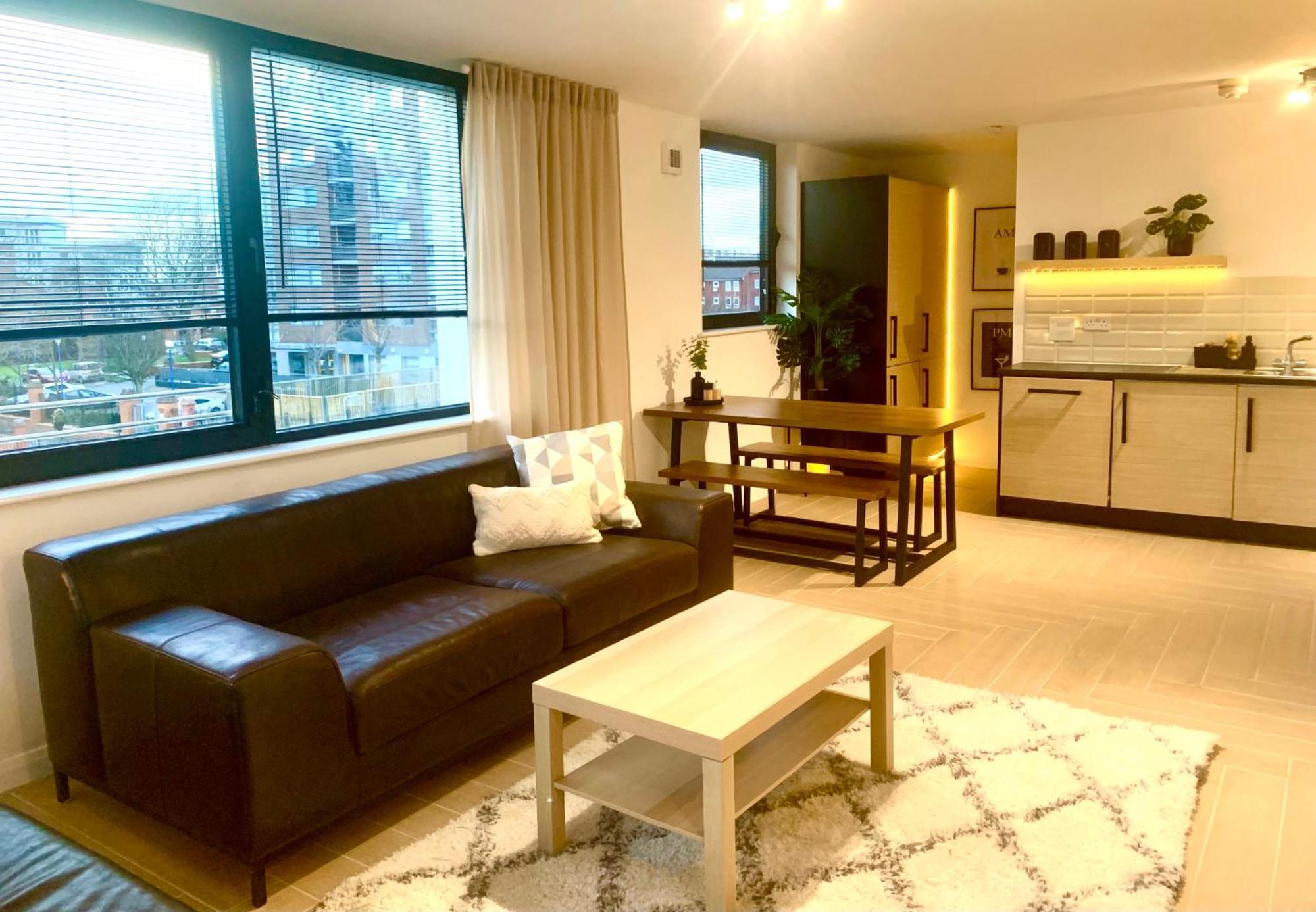 Award Winning Large Stylish 3 Bedroom Centre Free Secure Parking * Liverpool