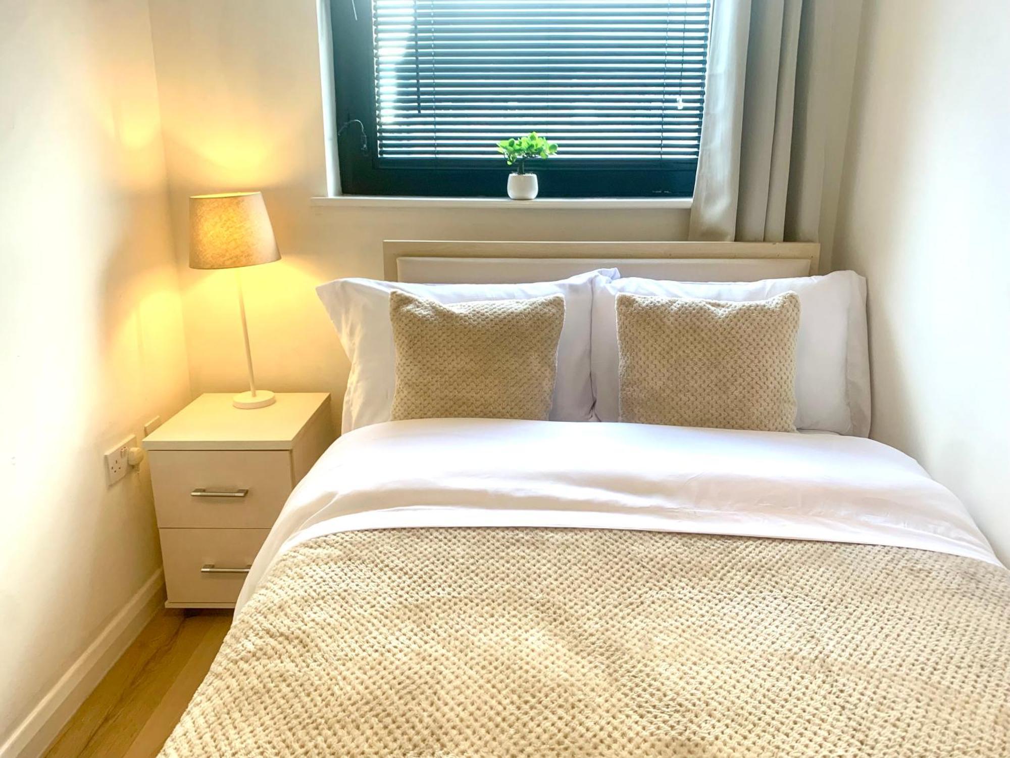 Award Winning Large Stylish 3 Bedroom Centre Free Secure Parking Apartment