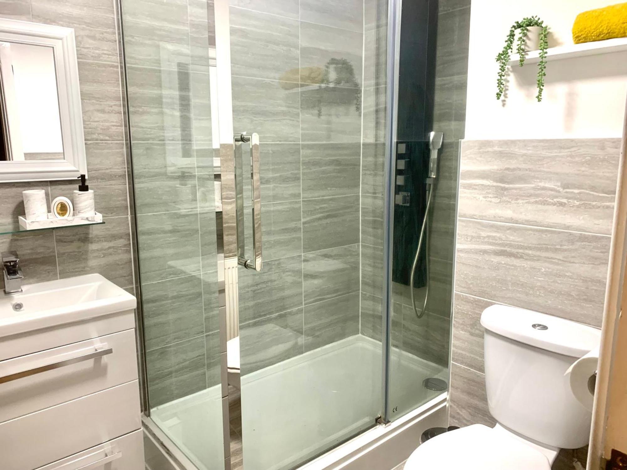 Award Winning Large Stylish 3 Bedroom Centre Free Secure Parking *