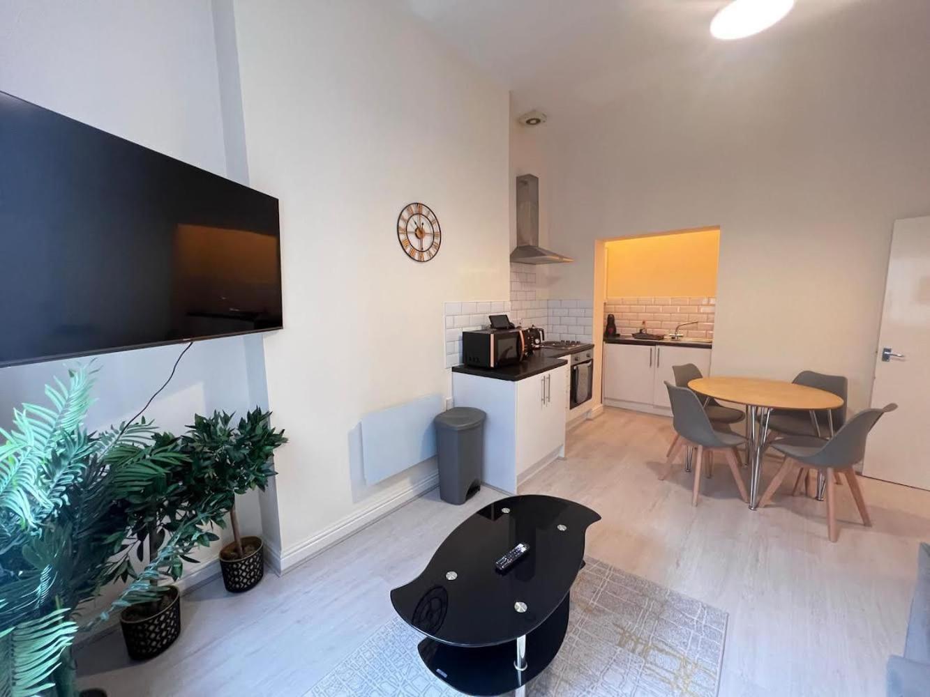 Families And Contractors Welcome! Central Beauty Apartment