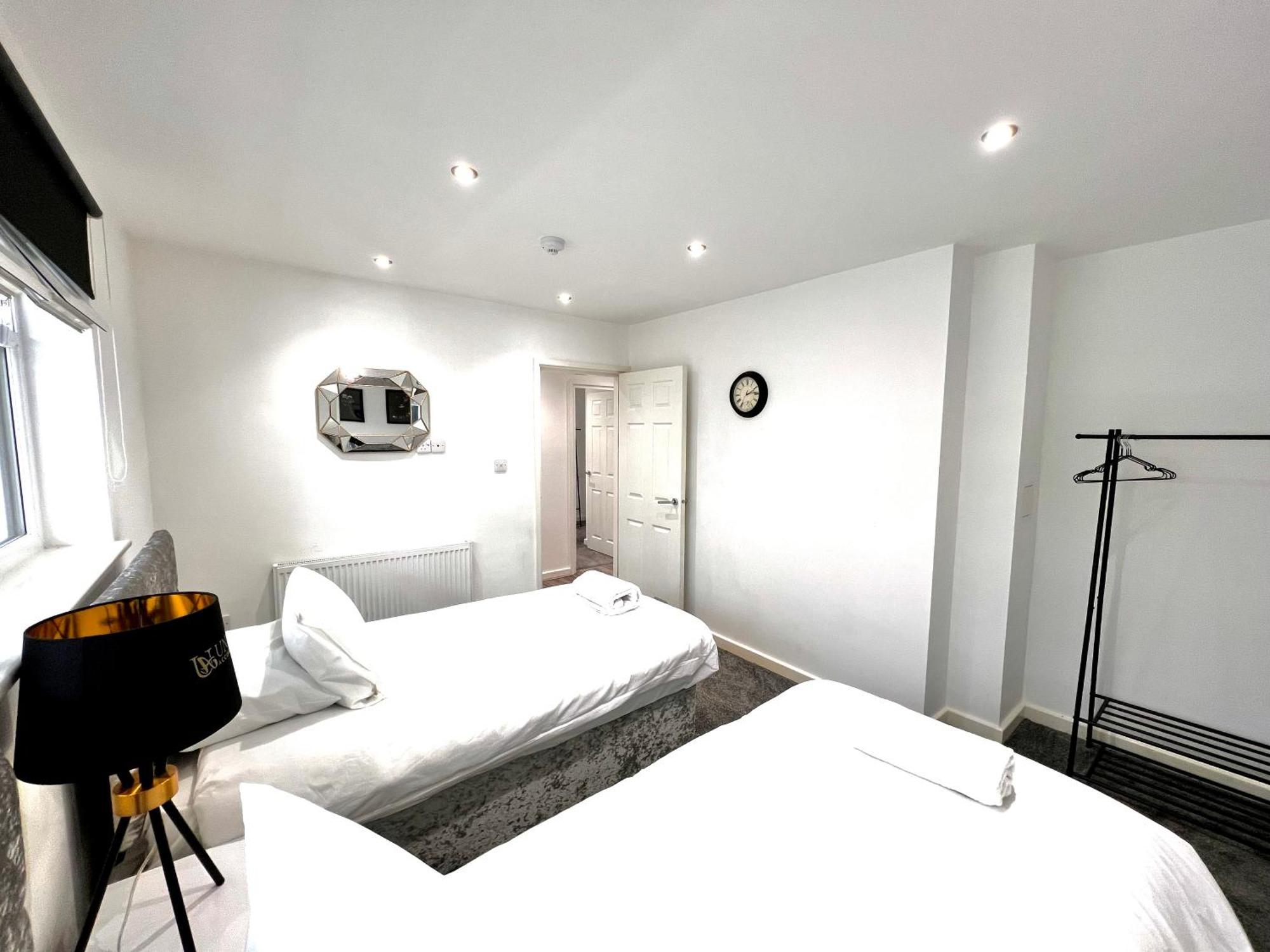 Families And Contractors Welcome! Central Beauty Liverpool