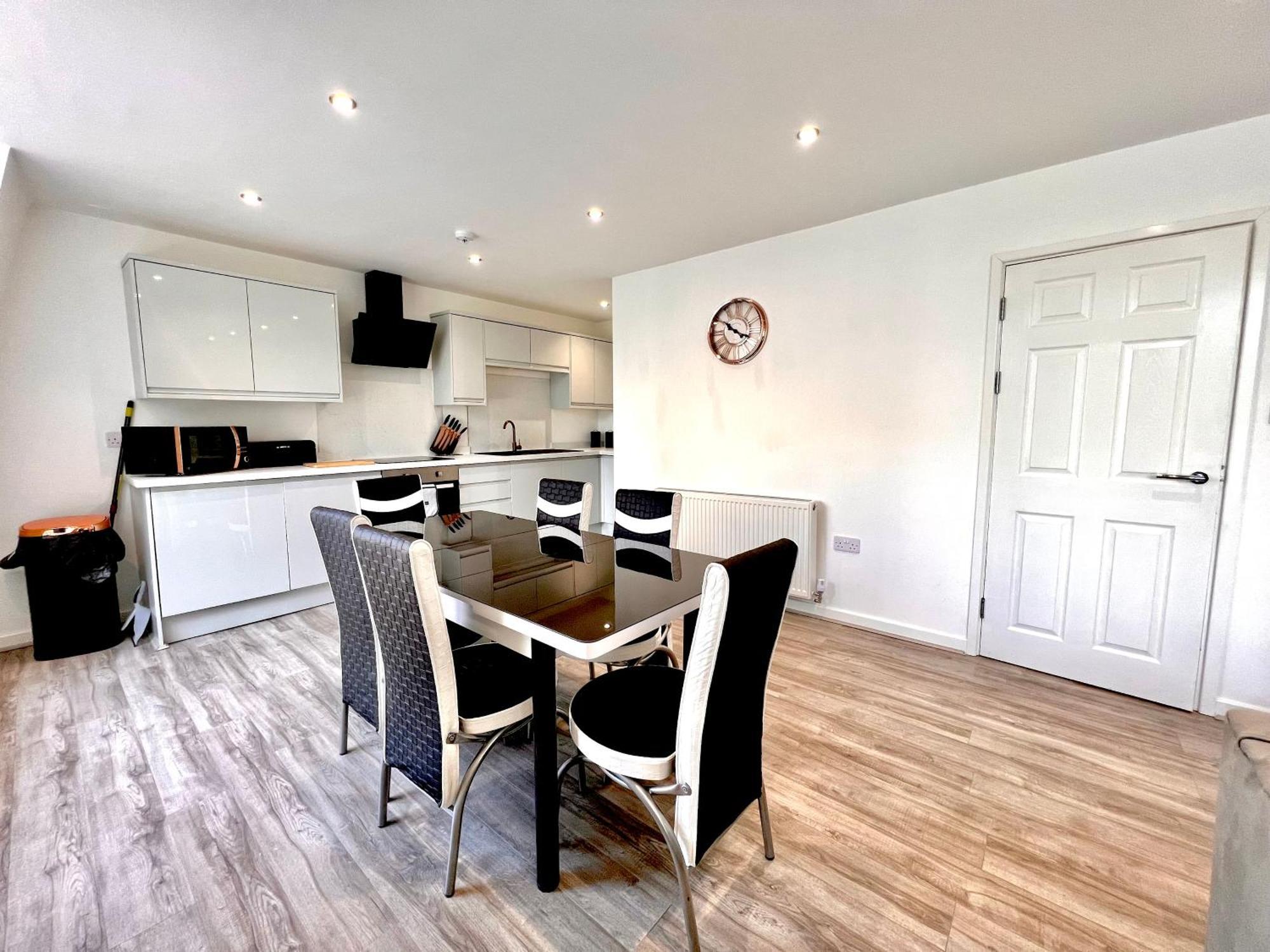 Families And Contractors Welcome! Central Beauty Apartment *
