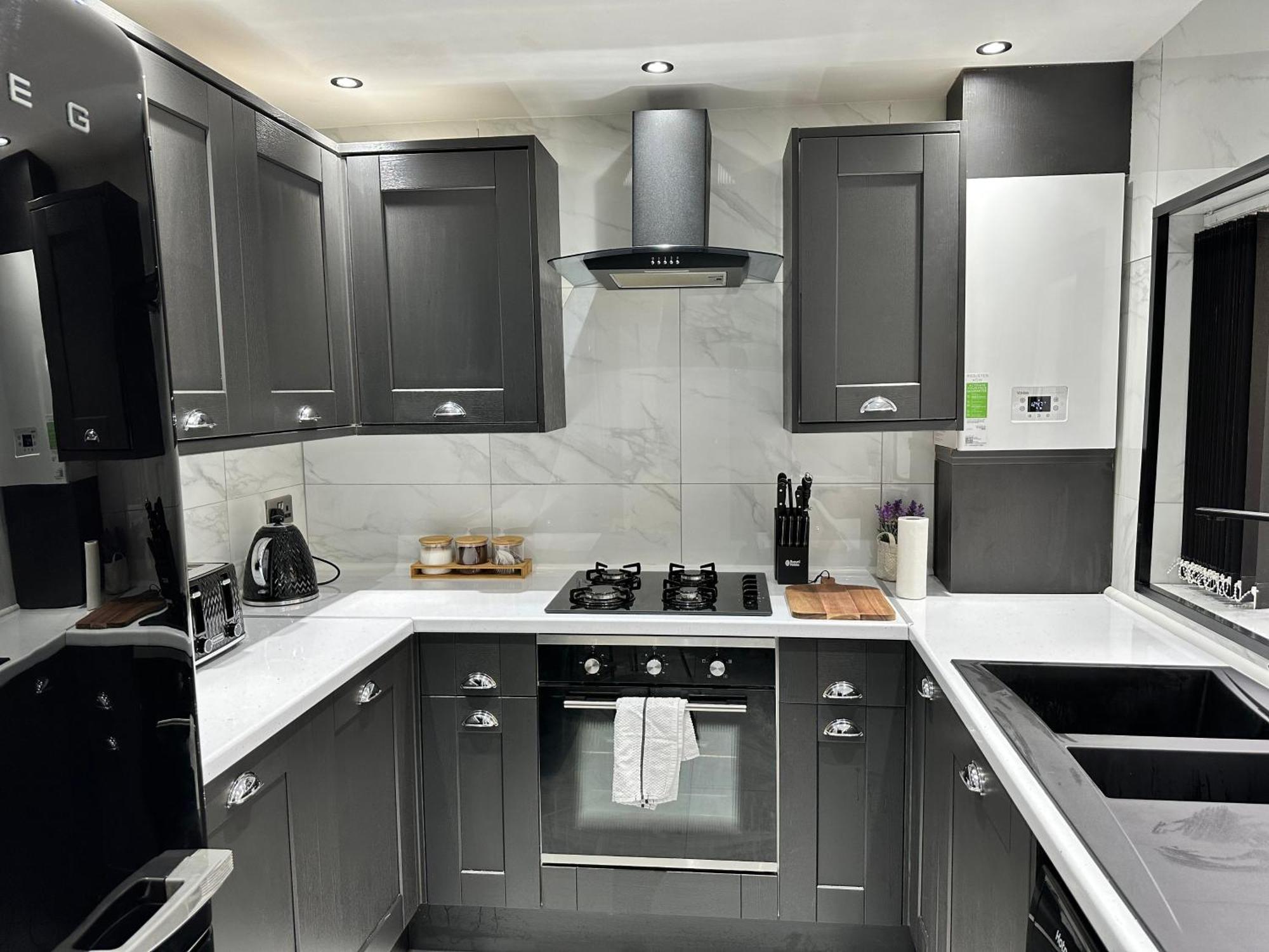 4 Bed 4 Bath House With Free Parking, 5 Mins To Lfc And 15 Mins To Centre * Liverpool
