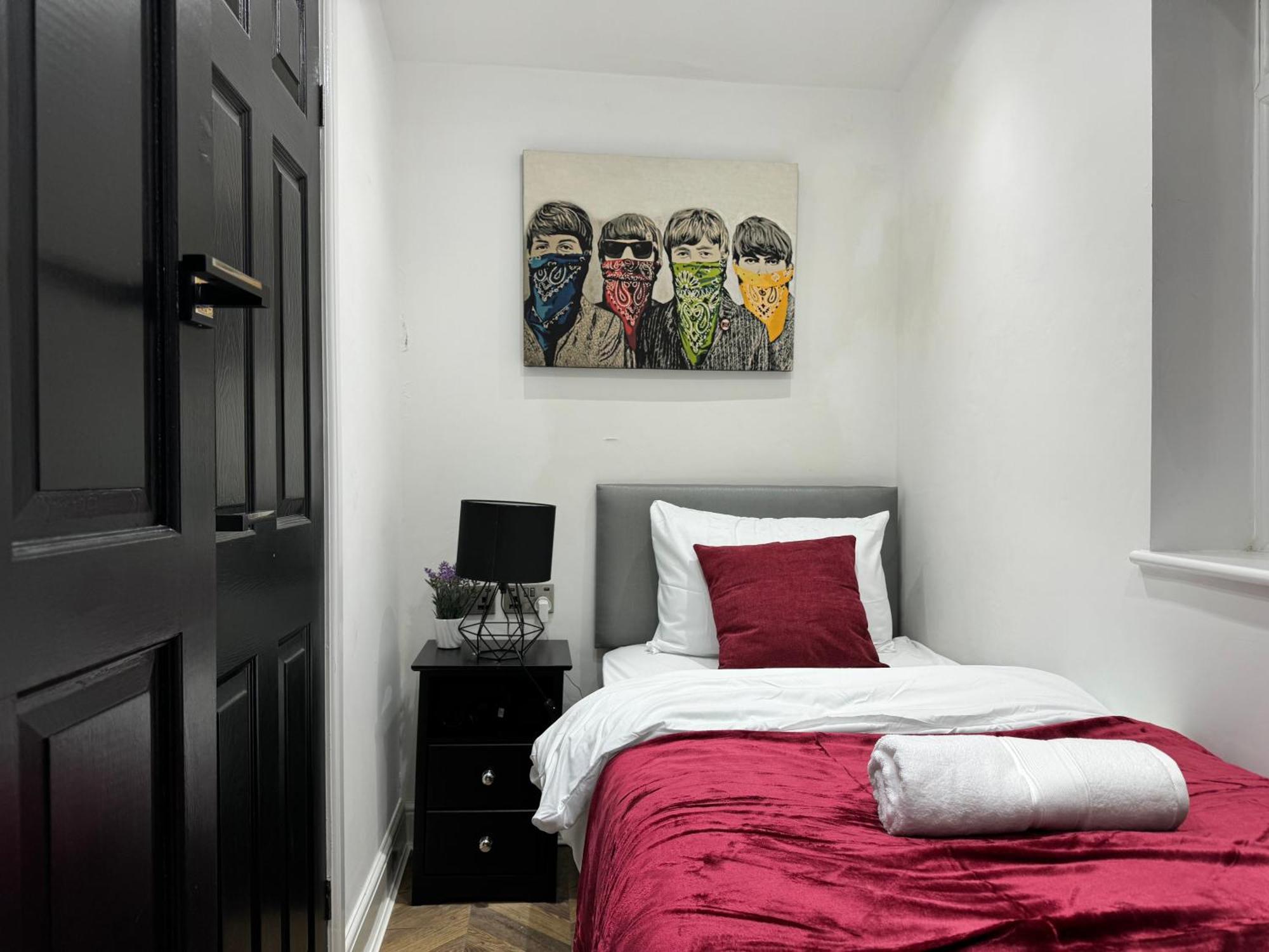 Holiday home 4 Bed 4 Bath House With Free Parking, 5 Mins To Lfc And 15 Mins To Centre Liverpool